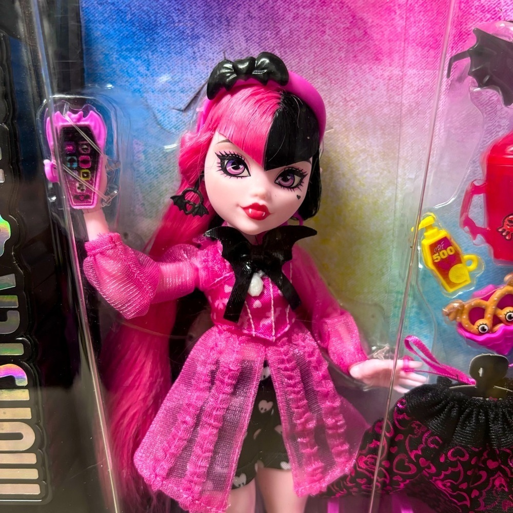 Mattel - Monster High Draculaura
Fashion Doll with Pet - Picture 3 of 3